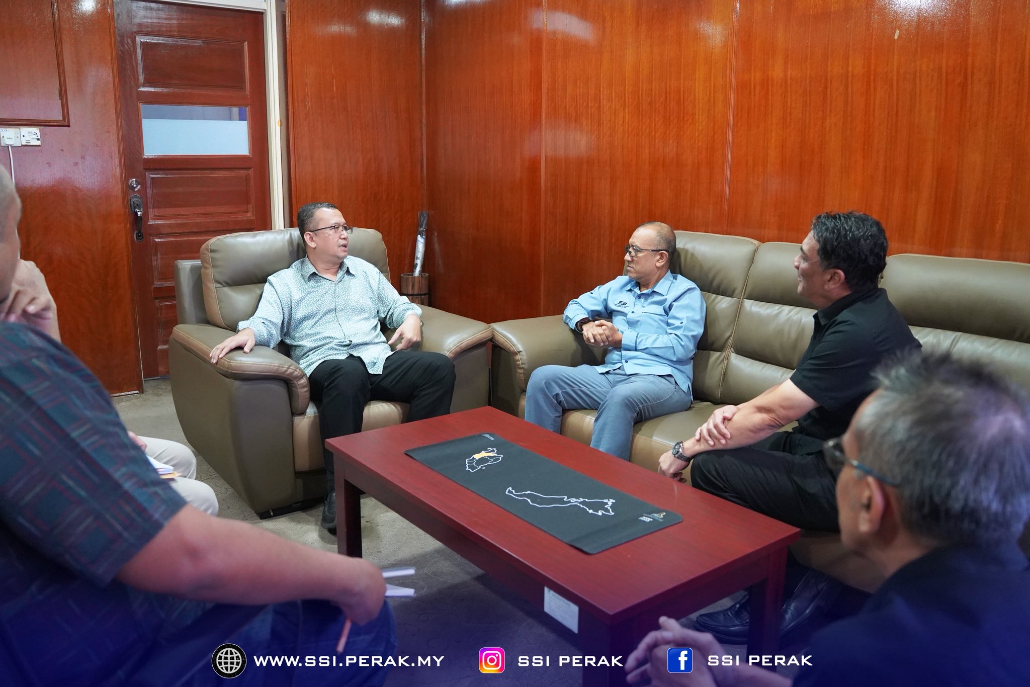 KUNJUNG HORMAT KETUA PEGAWAI EKSEKUTIF SSI KE ATAS YANG DIPERTUA MAJLIS DAERAH TAPAH 1