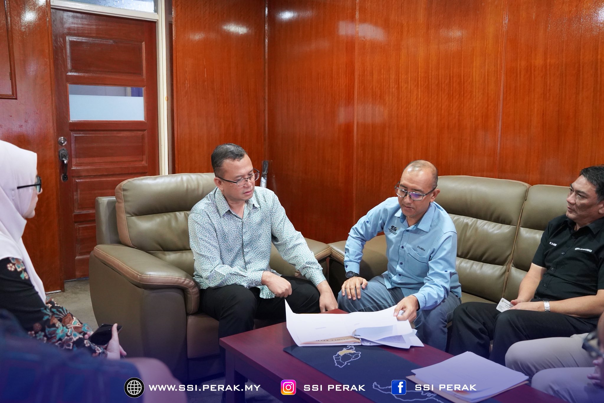 KUNJUNG HORMAT KETUA PEGAWAI EKSEKUTIF SSI KE ATAS YANG DIPERTUA MAJLIS DAERAH TAPAH 4