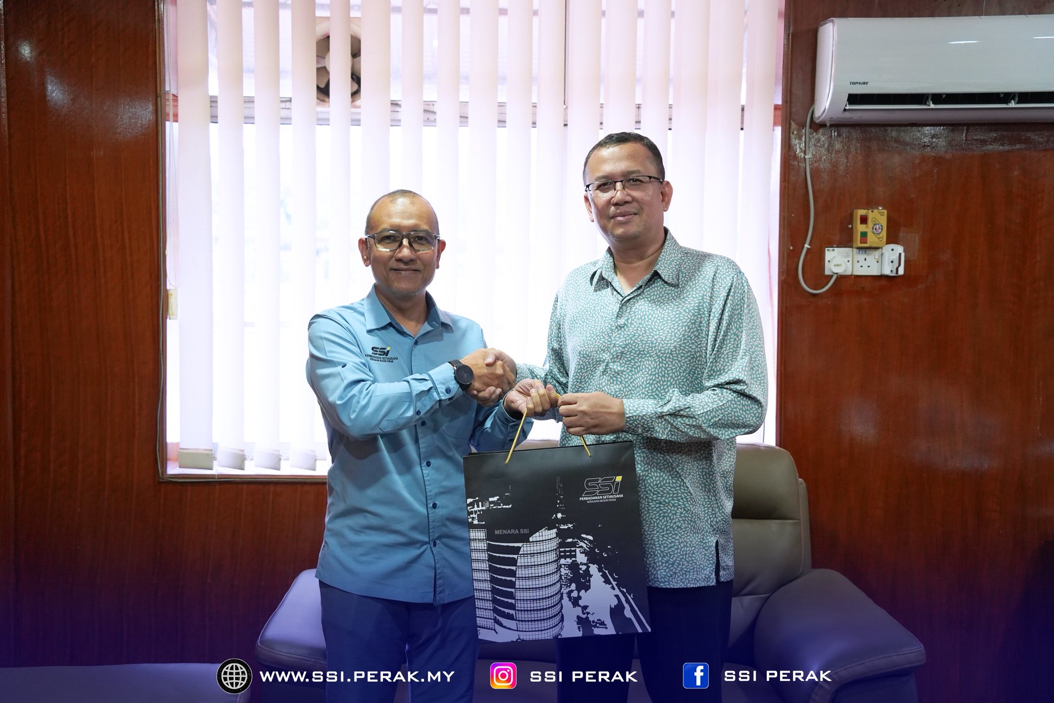 KUNJUNG HORMAT KETUA PEGAWAI EKSEKUTIF SSI KE ATAS YANG DIPERTUA MAJLIS DAERAH TAPAH 5