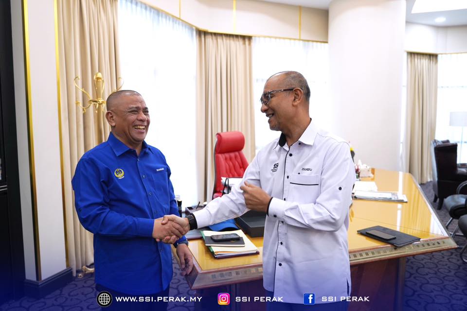 KUNJUNGAN HORMAT KETUA PEGAWAI EKSEKUTIF SSI PERAK KEPADA YAB MENTERI BESAR PERAK 1