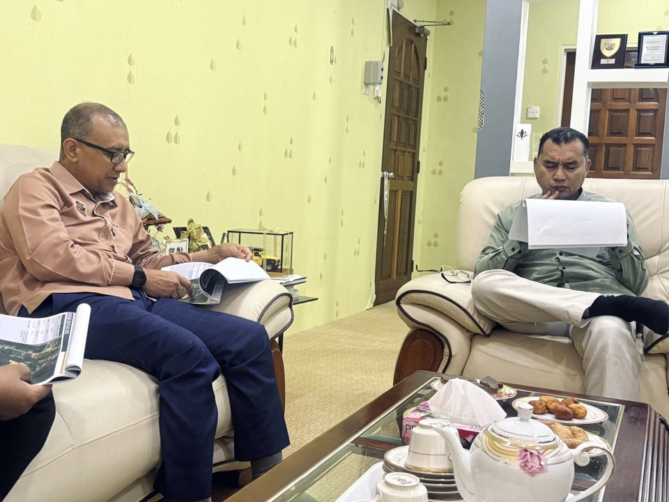 KUNJUNG HORMAT PEMANGKU KETUA PEGAWAI EKSEKUTIF SSI KE ATAS PEGAWAI DAERAH HULU PERAK 4