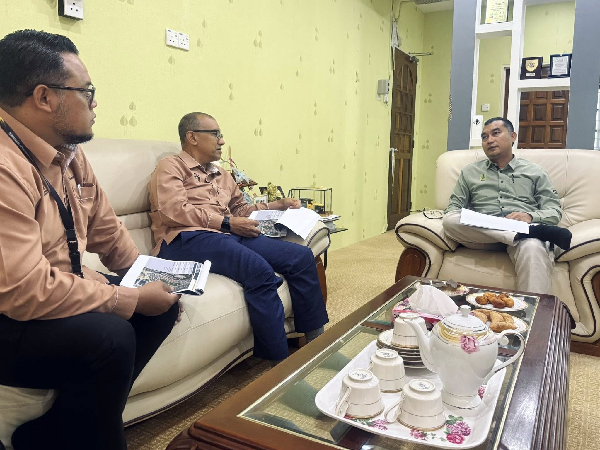 KUNJUNG HORMAT PEMANGKU KETUA PEGAWAI EKSEKUTIF SSI KE ATAS PEGAWAI DAERAH HULU PERAK 5