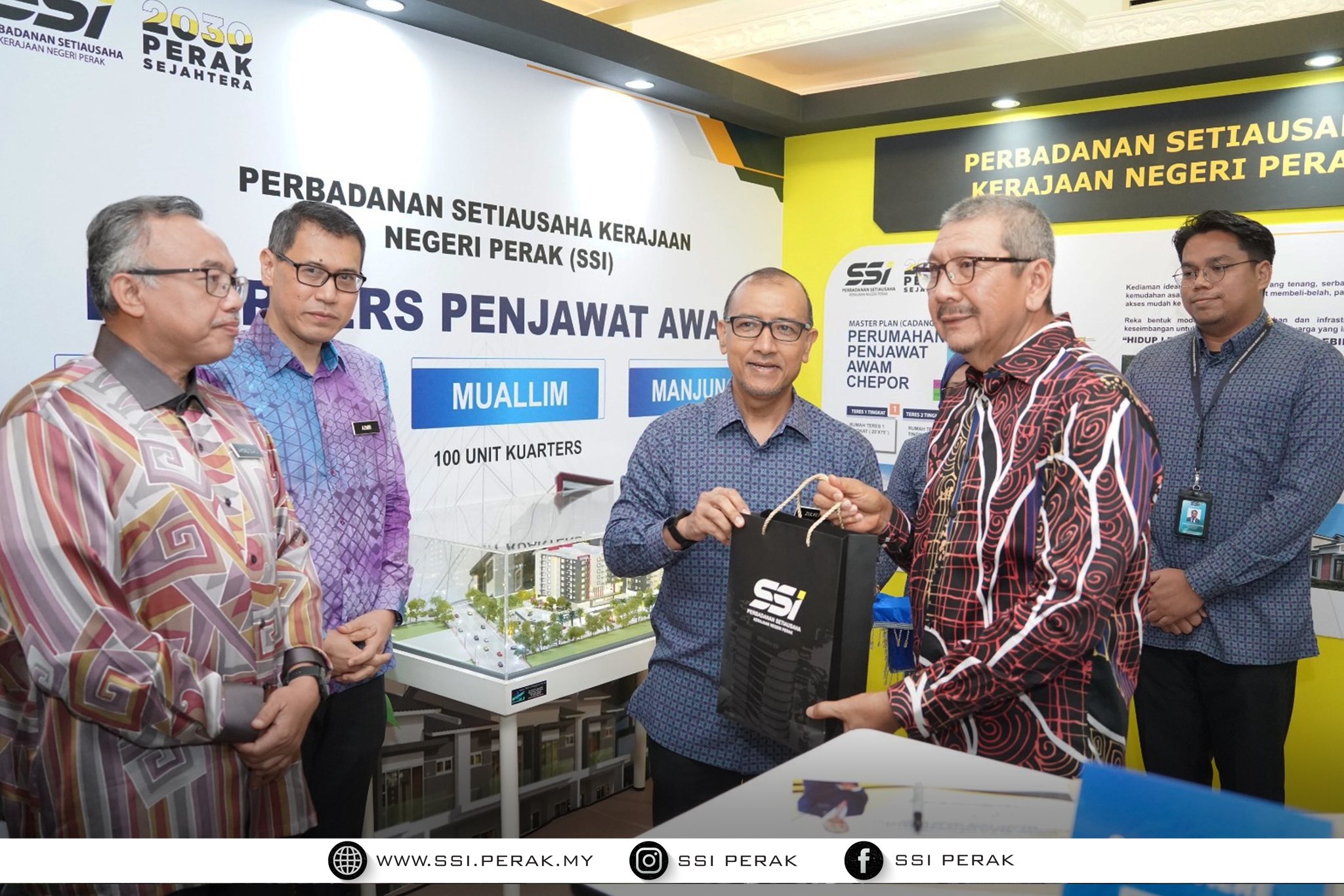Pengarah Perkhidmatan Awam 1