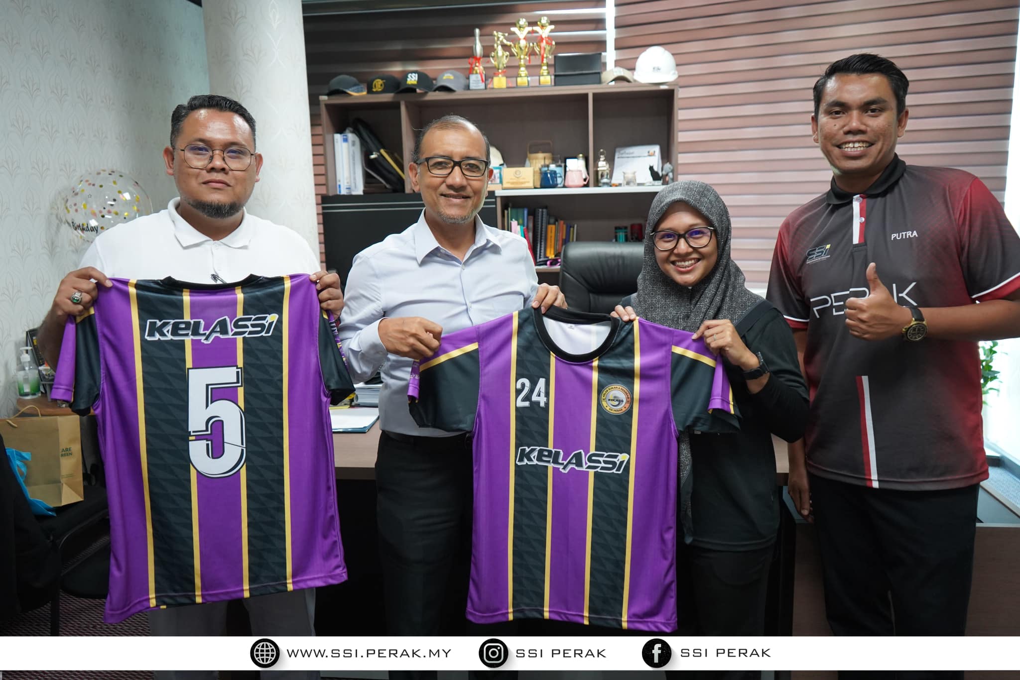 PENYERAHAN JERSI PASUKAN BOLA SEPAK KELASSI KEPADA PEMANGKU KETUA PEGAWAI EKSEKUTIF SSI -1