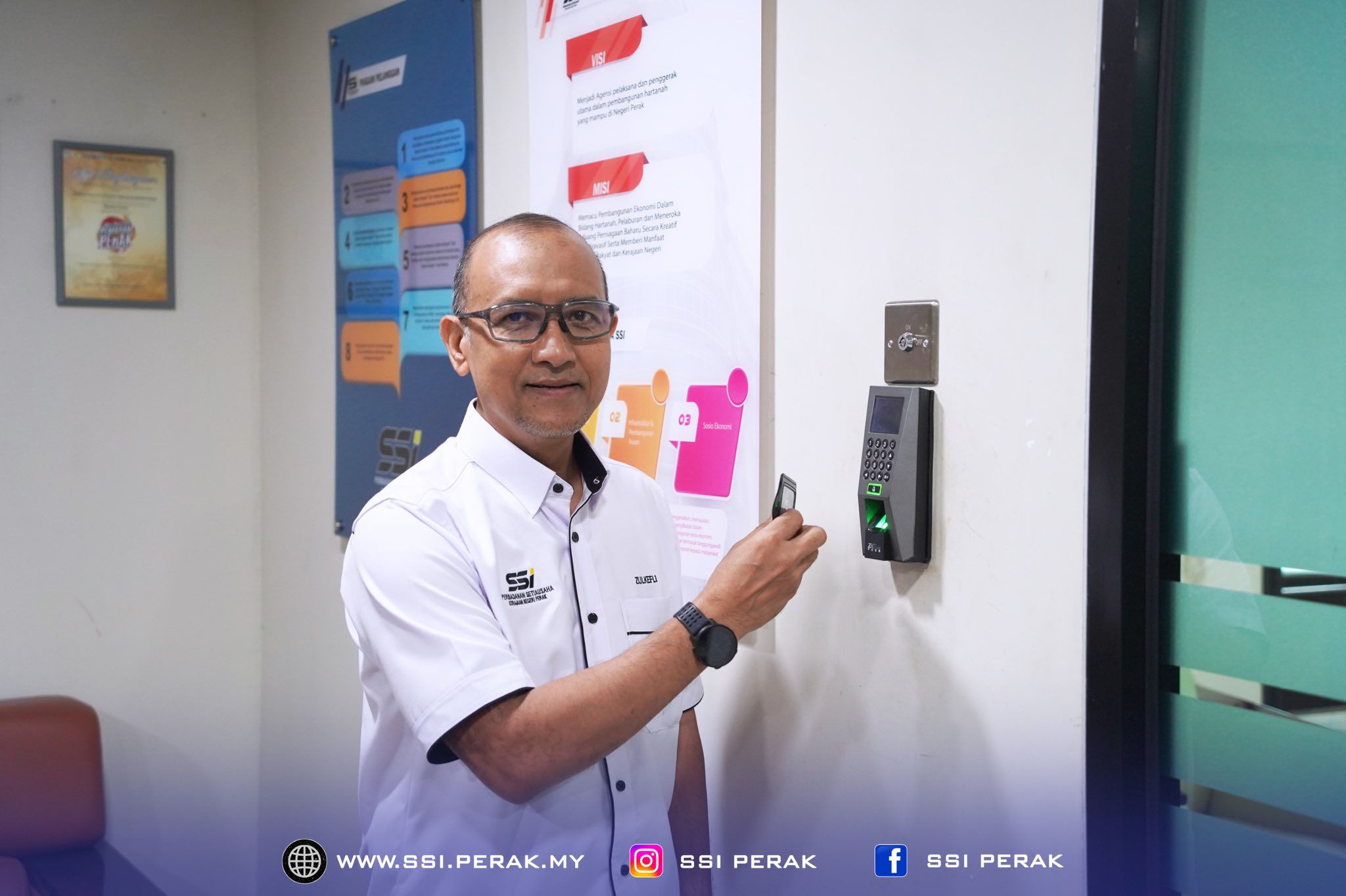Tahniah diucapkan kepada YBrs. Encik Zulkefli 4