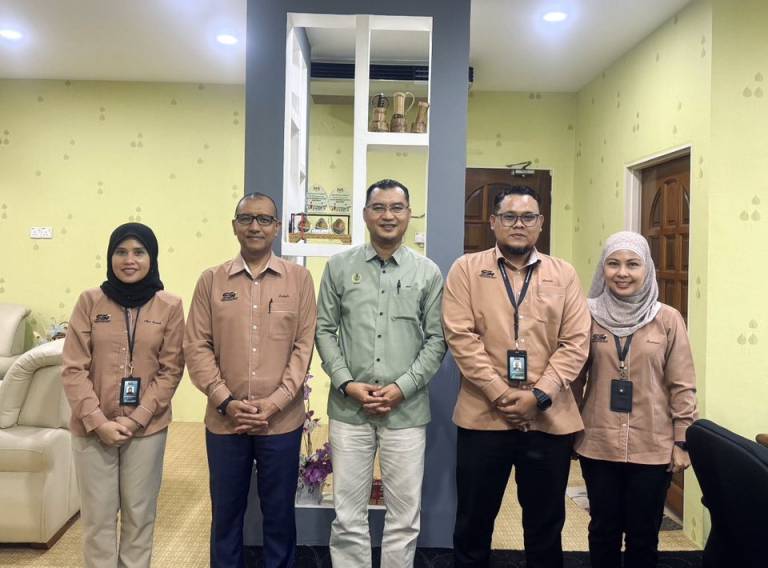 KUNJUNG HORMAT PEMANGKU KETUA PEGAWAI EKSEKUTIF SSI KE ATAS PEGAWAI DAERAH HULU PERAK 1