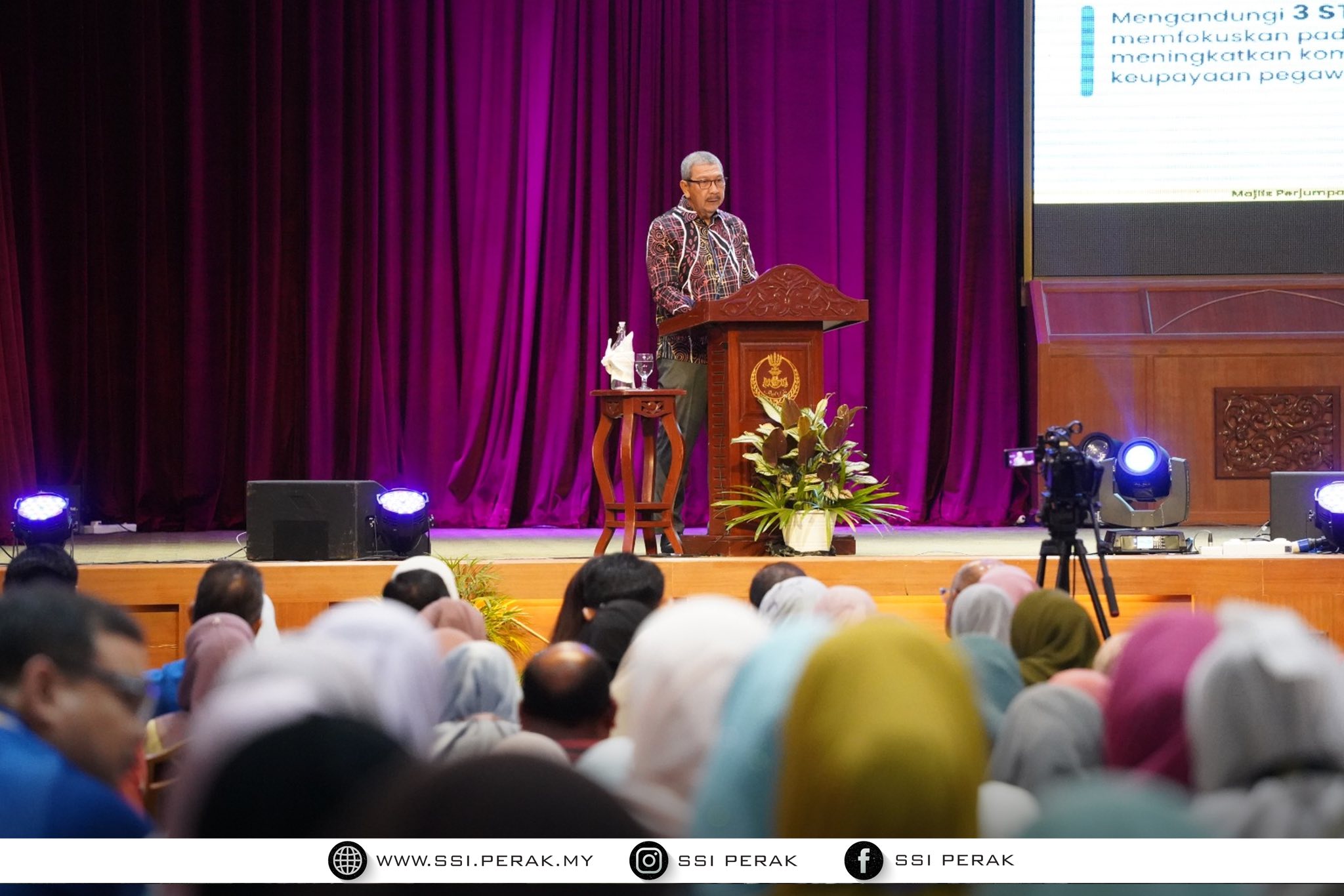 Pengarah Perkhidmatan Awam 11