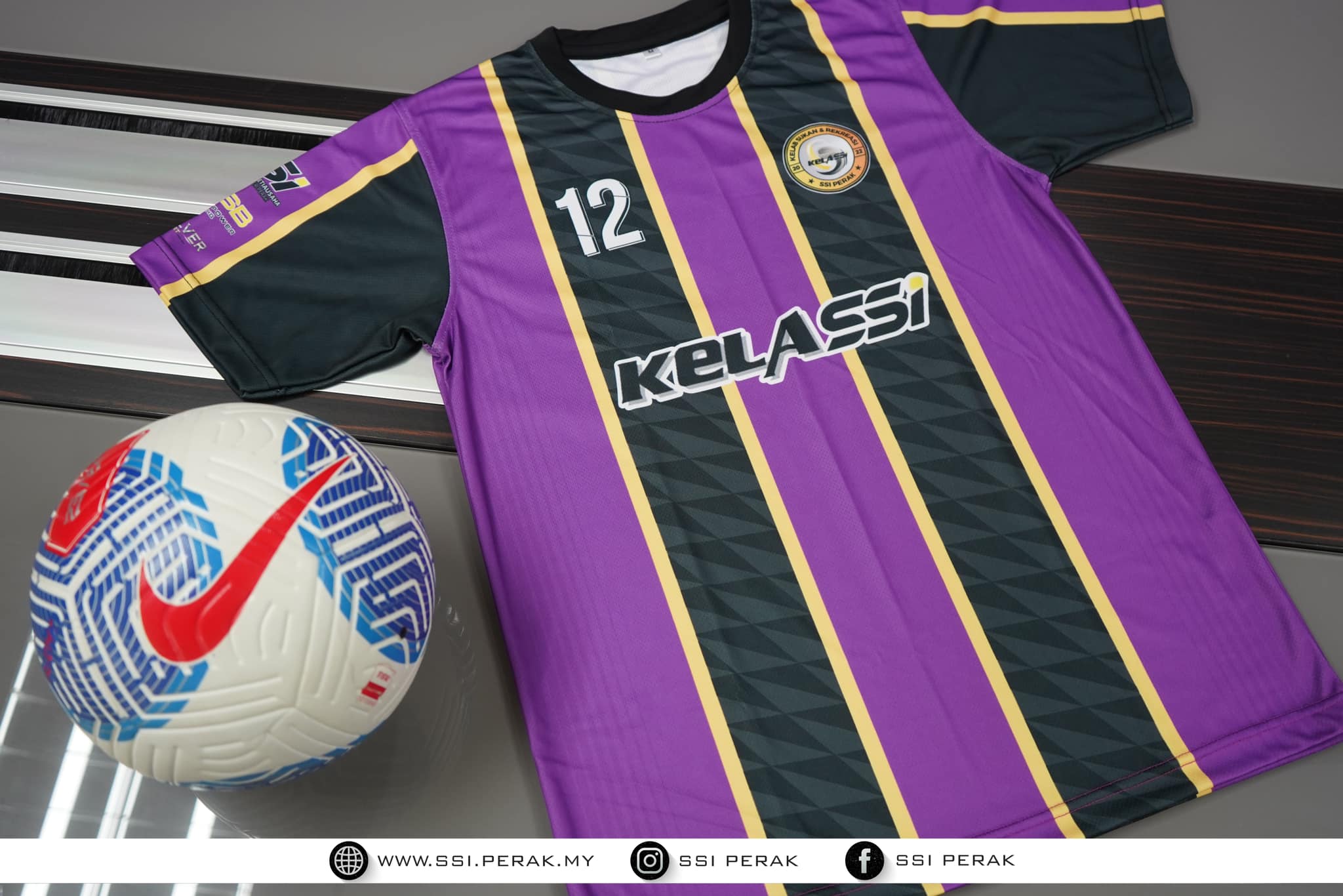 PENYERAHAN JERSI PASUKAN BOLA SEPAK KELASSI KEPADA PEMANGKU KETUA PEGAWAI EKSEKUTIF SSI - 2