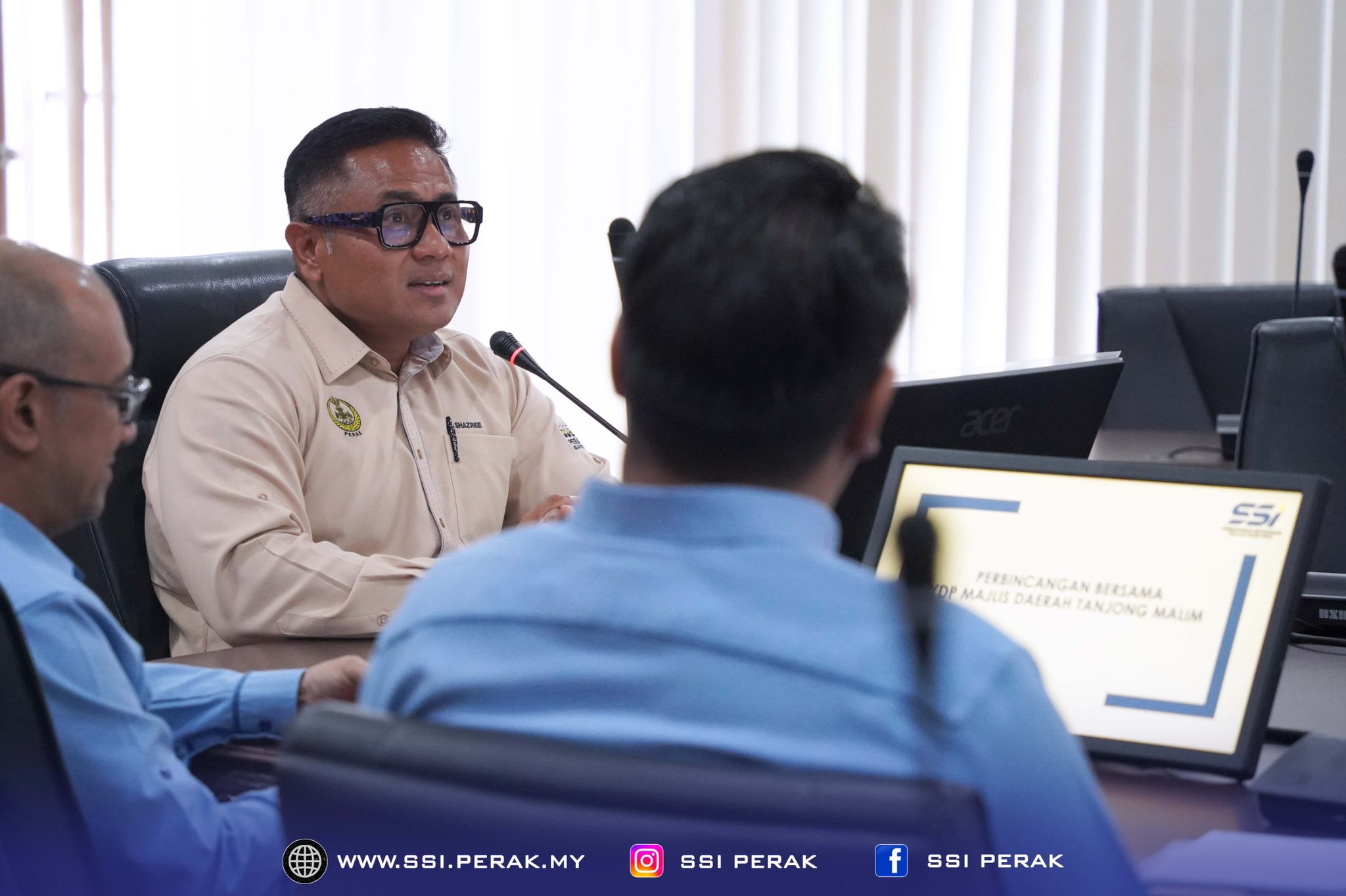 KUNJUNG HORMAT PEMANGKU KETUA PEGAWAI EKSEKUTIF SSI KE ATAS YANG DIPERTUA MAJLIS DAERAH MUALLIM 2