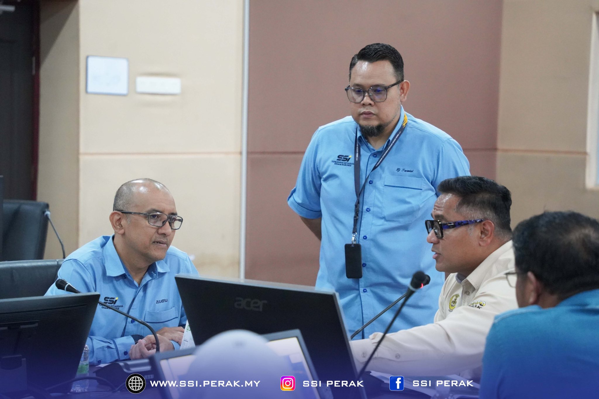 KUNJUNG HORMAT PEMANGKU KETUA PEGAWAI EKSEKUTIF SSI KE ATAS YANG DIPERTUA MAJLIS DAERAH MUALLIM 4