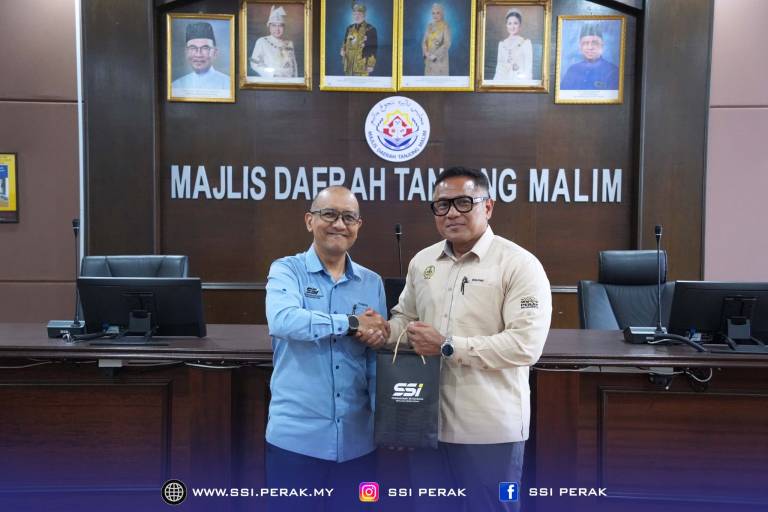 KUNJUNG HORMAT PEMANGKU KETUA PEGAWAI EKSEKUTIF SSI KE ATAS YANG DIPERTUA MAJLIS DAERAH MUALLIM 5