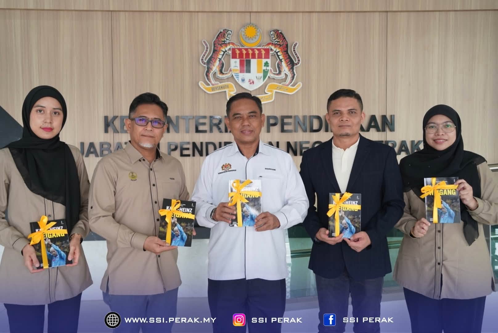 SSI PERAK SUMBANG BUKU ‘KARL-HEINZ WEIGANG’ KEPADA JPN PERAK1
