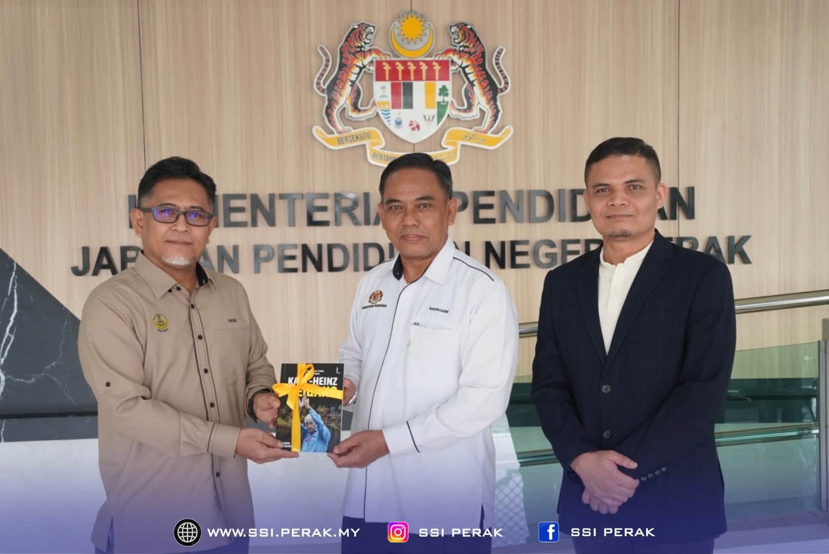 SSI PERAK SUMBANG BUKU ‘KARL-HEINZ WEIGANG’ KEPADA JPN PERAK2