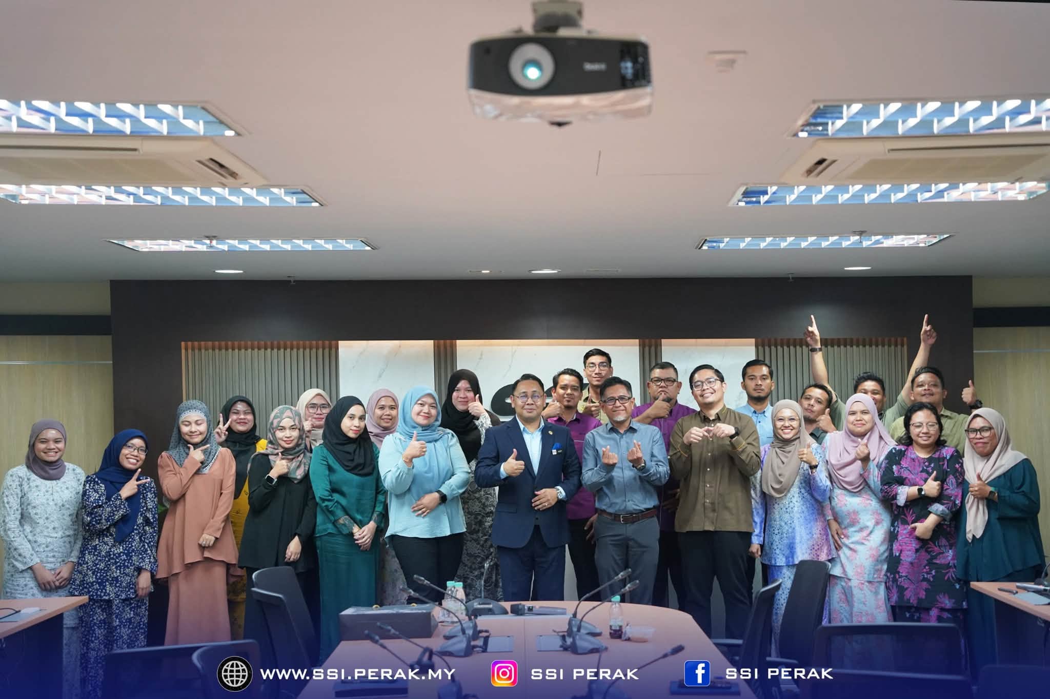KURSUS PROFESIONALISME UNGGUL MEMBINA ETIKA CEMERLANG, MENGURUS EMOSI DAN MEMACU SINERGI PASUKAN 8